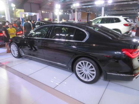 bmw 7 series (730Li). price 3800 lacs kyats. 4 cylinders engine petrol.  8 speed sport transmission.