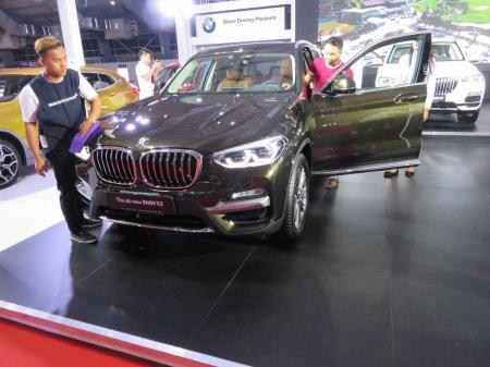 bmw x3 xDrive30i. price 2340 lacs kyats. 4 cylinders engine. 8 speed steptronic sport transmission.