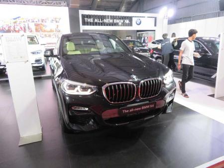 bmw x4 xDrive30i. price 2400 lacs kyats. 4 cylinders engine petrol. adaptive LED headlights with hig