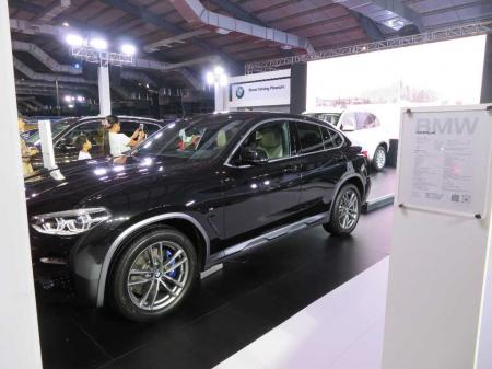 bmw x4 xDrive30i. price 2400 lacs kyats. 4 cylinders engine petrol. adaptive LED headlights with hig