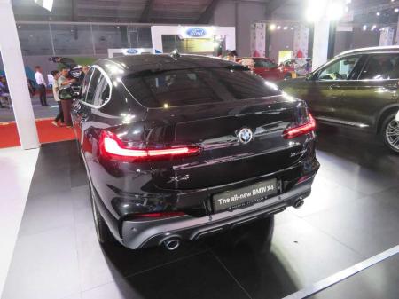 bmw x4 xDrive30i. price 2400 lacs kyats. 4 cylinders engine petrol. adaptive LED headlights with hig