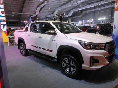 toyota hilux revo. price usd 28300. 2.4 L turbo diesel 4 cylinders. 6 speed manual transmission. wir